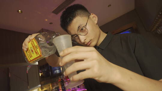 调酒师调火焰酒过程3