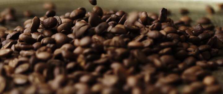 新鲜咖啡豆掉进一堆