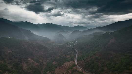 魔幻茶山阴云密布云南山区