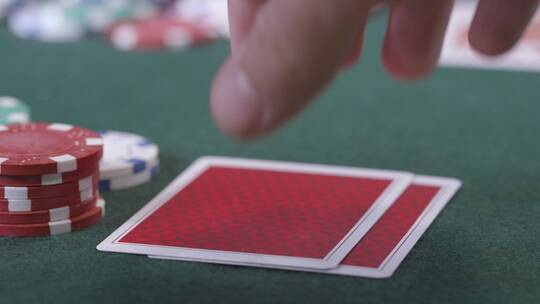 扑克玩家看牌