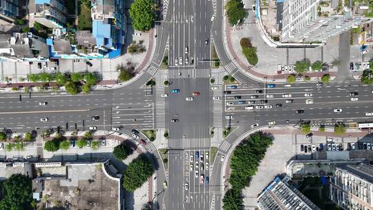 俯拍城市十字路交车辆行驶