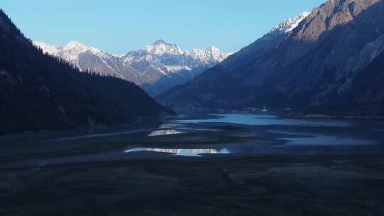 4k航拍西藏然乌湖蜿蜒的小溪湖水雪山蓝天