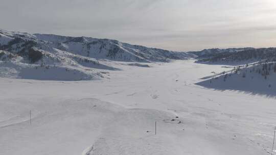 新疆冬日无人机大气航拍白色山谷公路视频素材模板下载