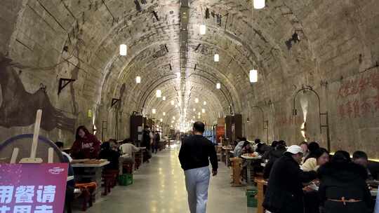 重庆防空洞改造的火锅餐厅