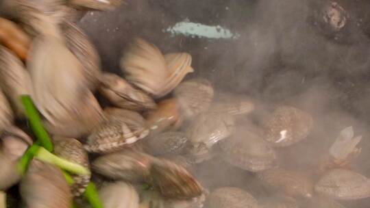 铁锅牡蛎炒菜慢动作