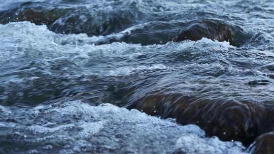 清澈的溪水水流