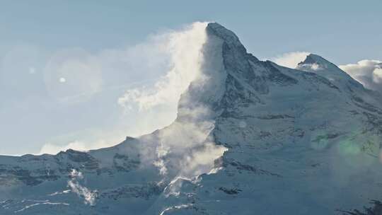 白雪覆盖的山峰