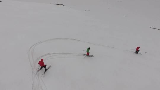 滑雪者下山