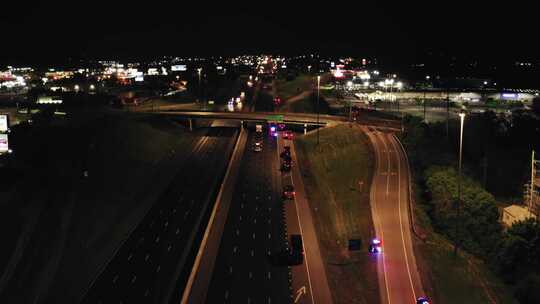 夜间繁忙道路的照片