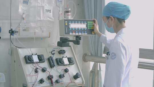 医院医生操作血液循环设备给患者治疗视频素材模板下载