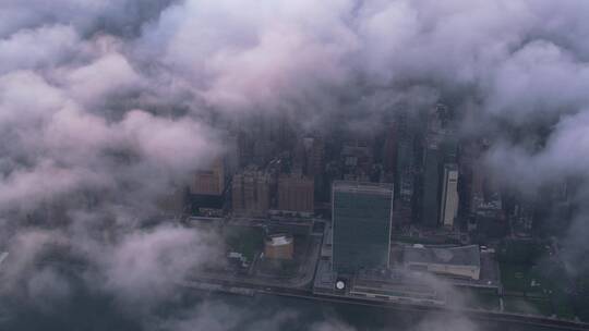 航拍云雾中的建筑