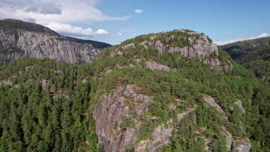 空中拍摄，在挪威，围绕着一个树木覆盖的山