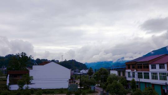 陕南汉中夏天乡村雨后云雾翻滚缭绕太美了！视频素材模板下载