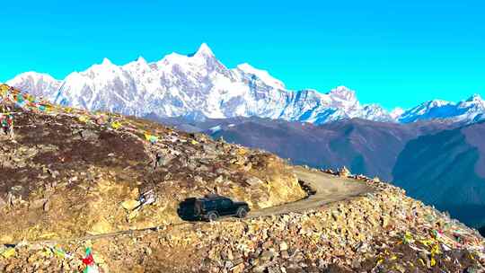 车辆行驶在雪山之巅 南迦巴瓦峰 加拉白垒峰