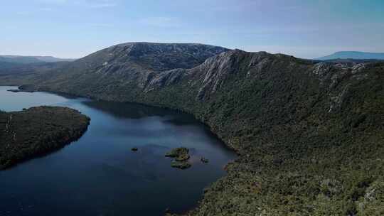 鸟瞰平静的鸽子湖，周围是群山。