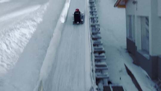 特写在人工滑雪道滑雪的男生