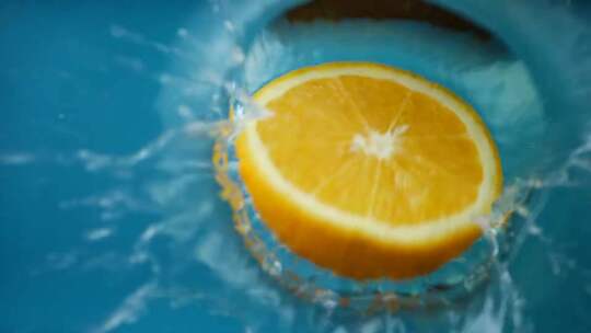 新鲜橙片水果落在水中视频素材模板下载