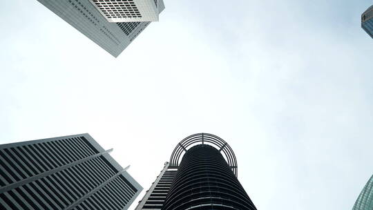 摩天大楼上空云层移动的时间推移