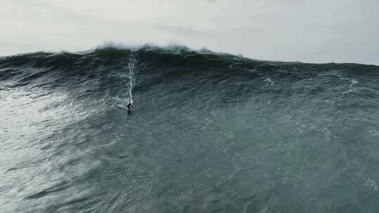 男人在巨浪中冲浪FPV穿越机无人机航拍
