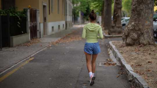 一名年轻女子在热闹的城市公园环境中进行慢