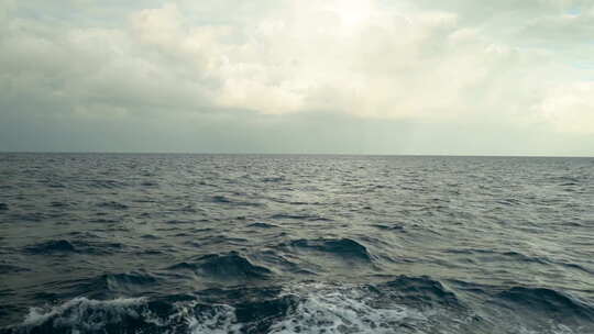 海洋中的波浪慢动作美丽的镜头从一艘船海浪