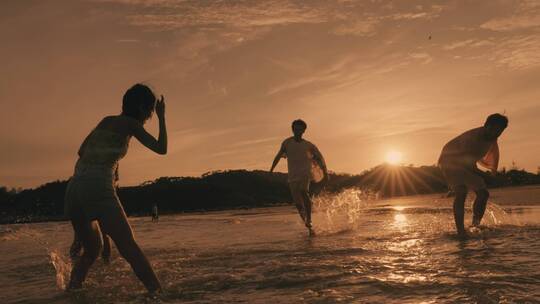 夕阳海滩嬉戏奔跑视频素材模板下载