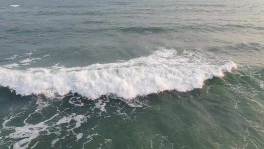 航拍海浪冲向岸边