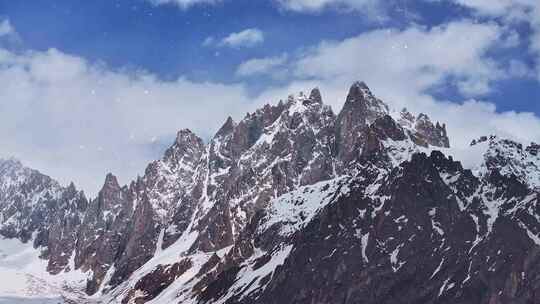 中国西藏约雄冰川山峰特写与飘动的雪