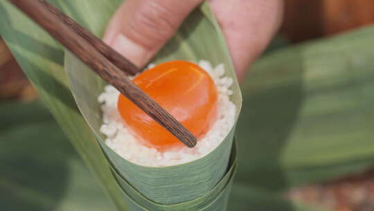 端午节包粽子咸鸭蛋黄味粽子