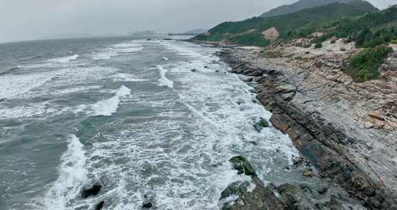 海岸礁石海浪航拍惠州黑排角惠东