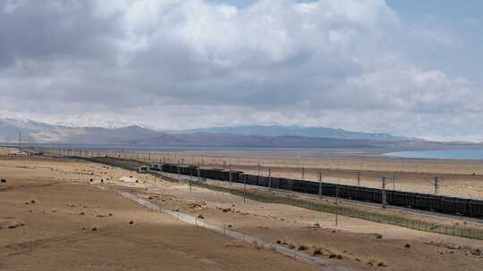 青海湖 戈壁上的火车 青藏铁路 铁路 火车