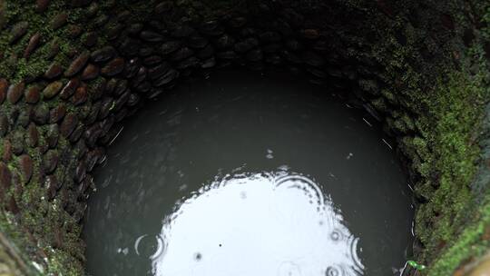 下雨天雨滴老水井