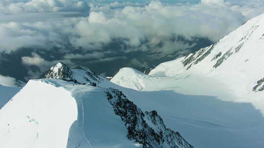 欧洲阿尔卑斯山雪山顶峰。鸟瞰图