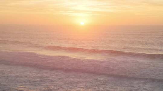 夕阳从海平面降落