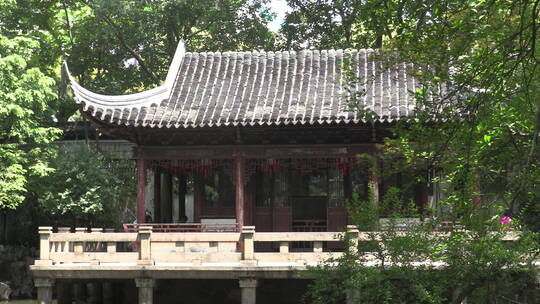 上海豫园中的水榭与池塘特写镜头
