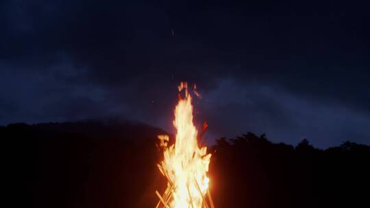 夜晚山脚下燃烧的火堆视频素材模板下载