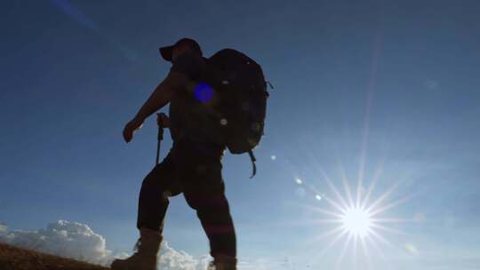 徒步登山者背包客一个人的旅行