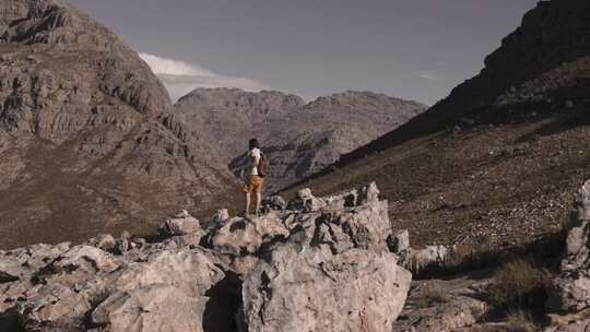 男人在山顶看风景