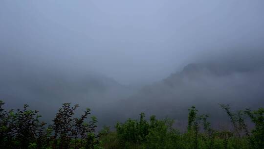 山间雨雾云雾