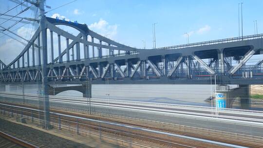 高铁进站穿过钱塘江大桥