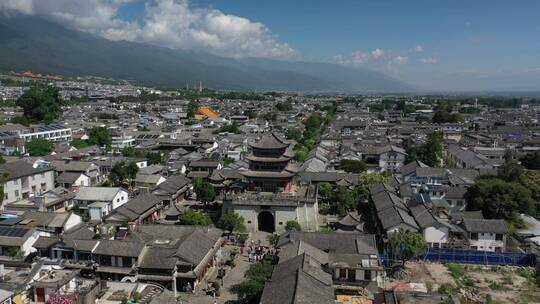 苍山背景下云南大理古城建筑风光航拍