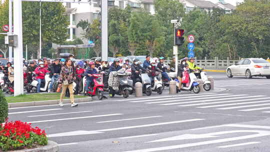 【合集】红路灯路口通行人流