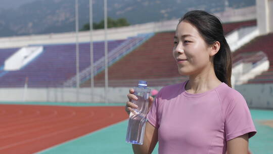 中国人女性运动后休息喝水饮用矿泉水