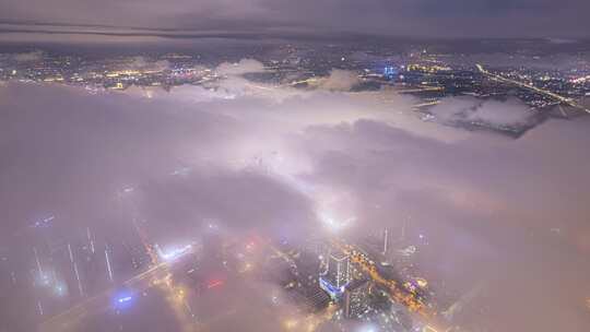 城市夜空在云海中逐渐显现航拍延时4K