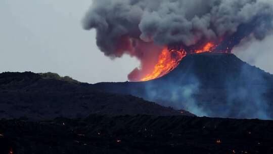 火山喷发 烟柱冲天 熔岩奔涌 地火炙热