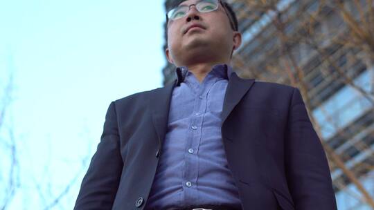 自信成功商务精英人士展望未来眺望远方