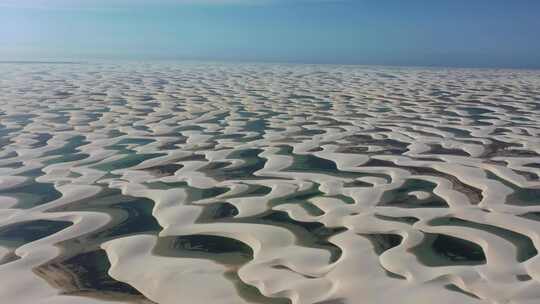 巴西标志性的雨水湖和沙丘。Lencois Maranhens巴西。