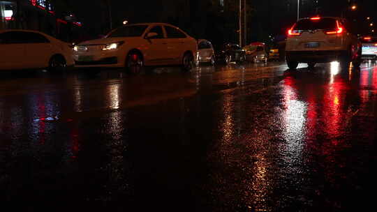 雨夜车流