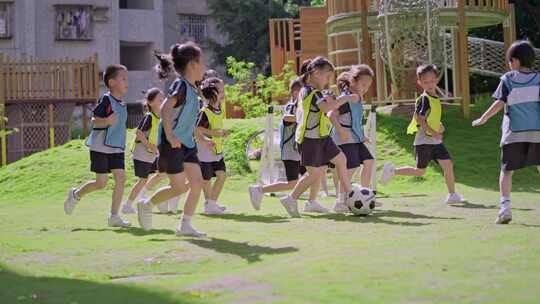 幼儿园小孩子一起踢球