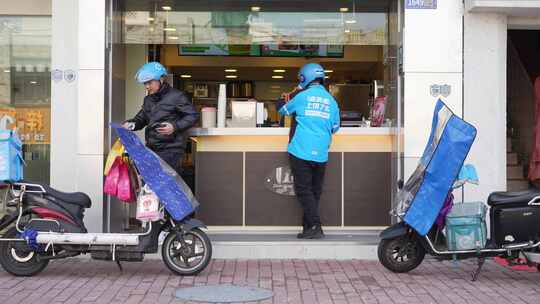 饿了么外卖小哥在奶茶店取外卖视频素材模板下载